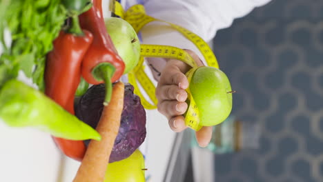Vertikales-Video-über-Obstkonsum-Für-Ein-Gesundes-Leben.-Der-Ernährungsberater-Streckt-Die-Frucht.